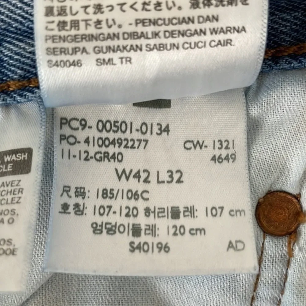 Levi’s 501 men’s 42x32 button fly blue jeans. Straight‎ fit. Excellent condition